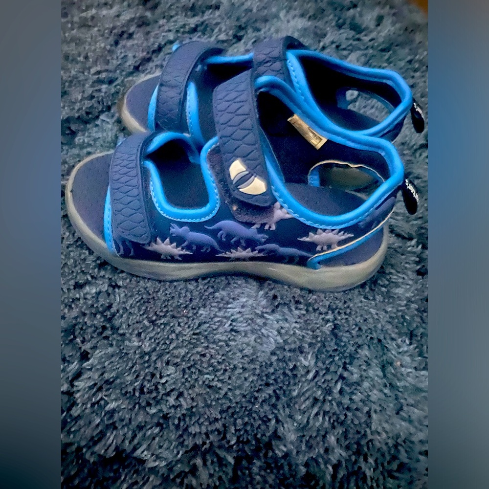 Carters boy size 9 Velcro sandals